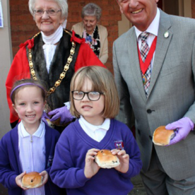 Founders2019 Mayor And Deputy With Pupils